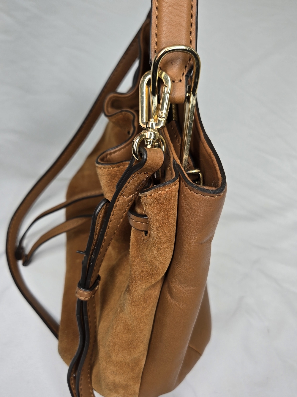 Vince Camuto Caramel Suede Leather Bucket Bag Crossbody Drawstring Gold Hardware - Picture 4 of 13